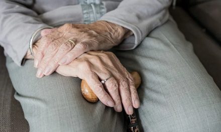 La cura degli anziani: qual è la migliore soluzione?