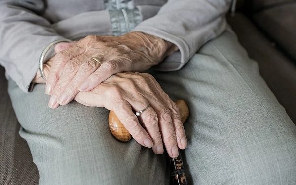 La cura degli anziani: qual è la migliore soluzione?